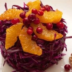 Витаминный салат из краснокочанной капусты