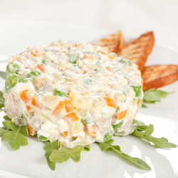 Салат Оливье с куриным филе