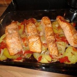 Лосось с картофелем, запечённый в духовке