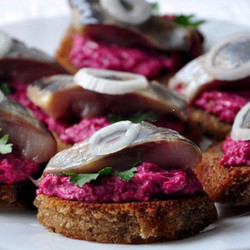 Гренки с сельдью и свекольным салатом. Просто и нереально вкусно!