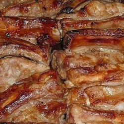 Румяные запеченные свиные ребрышки, маринованные в соусе
