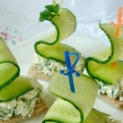 Канапе с огурцом на шпажках
