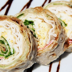 Рулет из лаваша с крабовыми палочками и огурцом