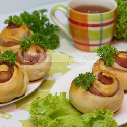 Розочки с колбасой из дрожжевого теста
