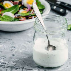 Десять самых низкокалорийных соусов, которыми можно заправить салат