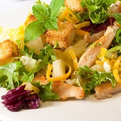 Салат из курицы с сухариками