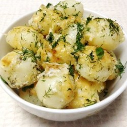Молодой картофель под сметанным соусом.