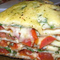 Блинный пирог с помидорами и сыром