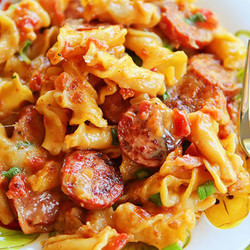 Паста с пряными колбасками