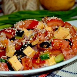 Изумительный салат с курицей, овощами и кунжутом.