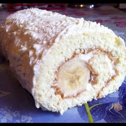 Бисквитный Рулет с Бананом и взбитыми сливками