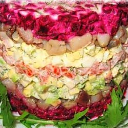 Салат из авокадо с сельдью и свеклой