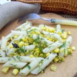 Теплый салат с макаронами, кукурузой и зеленью