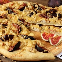 Пицца с курицей, инжиром и кедровыми орешками