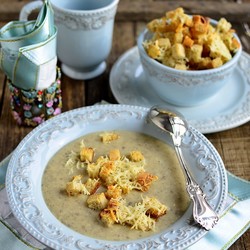 Быстрый грибной суп-пюре с сухариками с сыром