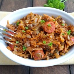 Капуста с чечевицей и колбасками