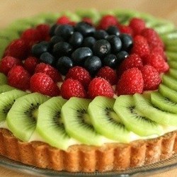 Песочный пирог с киви и ягодами