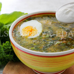 Зеленый борщ с щавелем и яйцом