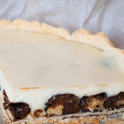 Пирог с черносливом и сметаной