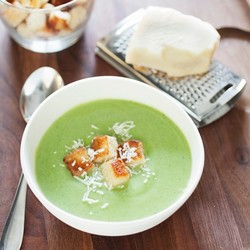 Суп-пюре с брокколи и пармезаном