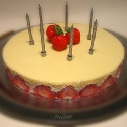 Торт из белого шоколада с клубникой