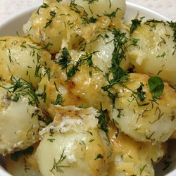 Молодой картофель под сметанным соусом