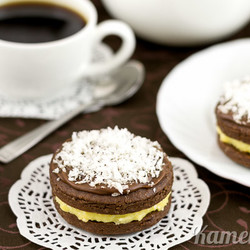 Шоколадное печенье-сэндвич с кокосовой начинкой