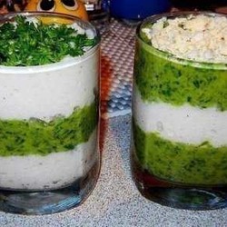 Салат с кальмарами в стаканчиках