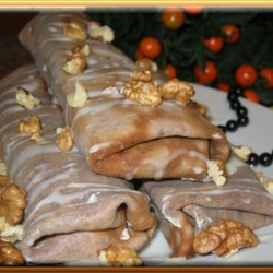 Шоколадные блинчики с черносливом, грецким орехом и сметанным кремом