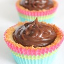 Шоколадный пудинг в кокосовых корзинках