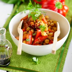 Салат с перцем и нутом