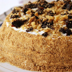 Медовик на кефире с орехами и черносливом