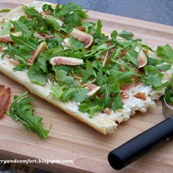 Пицца с беконом и инжиром