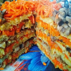 Картофельный торт с грибами и морковью