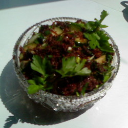 Салат из свеклы и зелени с соусом хренотень