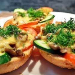 Горячие бутерброды с овощами и грибами