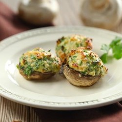 Шампиньоны, фаршированные зеленью с яйцами