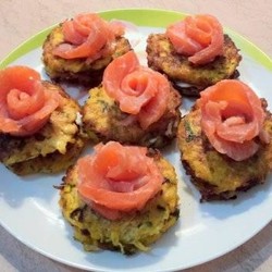 Закуска из семги и сливочного сыра на кабачковых оладьях