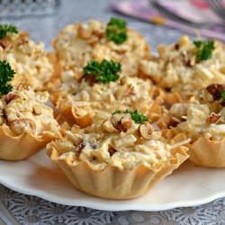 Салат с курицей и ананасом в тарталетках