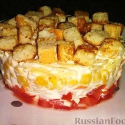 Салат "Коррида" с крабовыми палочками, помидорами  и сухариками на RussianFood.com