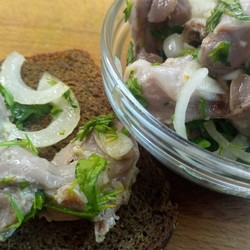 Остр. зак. с маринов. луком, яйцом и морковью