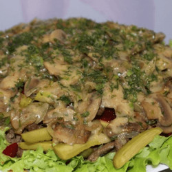 Пряный салат с говядиной и грибами