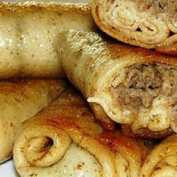 Потрясающе вкусные блинчики с мясом. Сметана в этом рецепте, точно не лишняя!