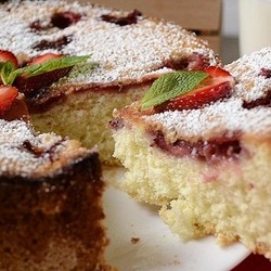 Шарлотка с клубникой в духовке или мультиварке - рецепты с яблоками, творогом, ревенем