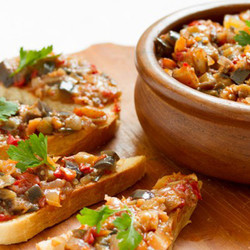 Необычная, но очень вкусная баклажанная икра с яблоками.