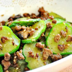 Корейский салат из жареных огурцов с говядиной