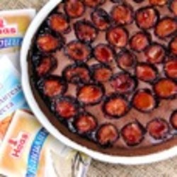 Шоколадный пирог со сливами