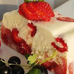 БИСКВИТ СО СМЕТ. КРЕМОМ И КЛУБНИКОЙ