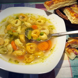 Овощной суп с тортеллини (из серии „быстрые супы“)