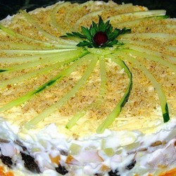 Салат с курицей и черносливом